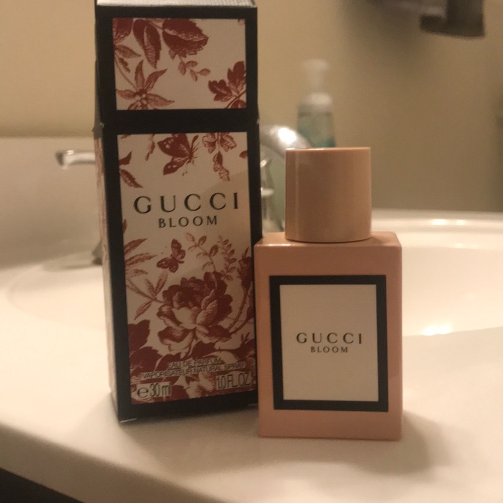 1.0 Fl oz of Gucci Bloom! only spritzed once